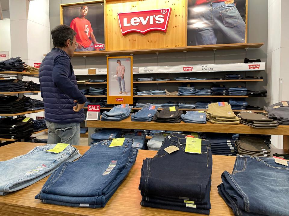 Ein Kunde betrachtet eine Auslage mit Levi’s-Mode in einem Geschäft in Kalifornien. - Copyright: Justin Sullivan/Getty Images