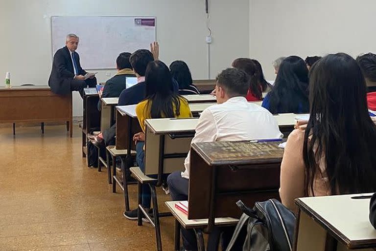 Alberto Fernández dando clases en la UBA