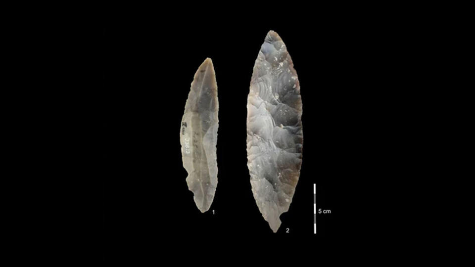 Stone tools from the LRJ at Ranis 1) partial bifacial blade point characteristic of the LRJ; 2) at Ranis the LRJ also contains finely made bifacial leaf points.