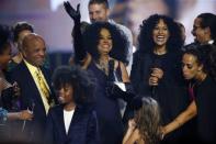 2017 American Music Awards – Show – Los Angeles, California, U.S., 19/11/2017 – Singer Diana Ross (C, waving) is accompanied by her family members as she receives the Lifetime Achievement Award. REUTERS/Mario Anzuoni