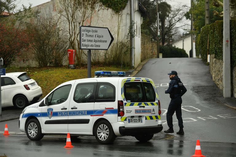 La policía municipal asegura un perímetro alrededor de la escuela secundaria Saint-Thomas d'Aquin donde un maestra murió después de ser apuñalada por un estudiante
