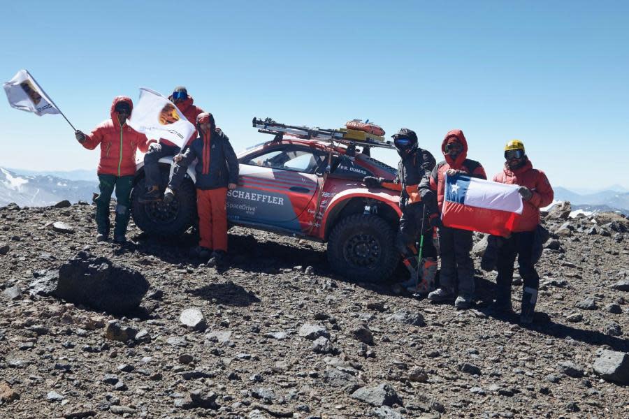 Romain Dumas en un Porsche 911 impone récord mundial al manejar en volcán a 6700 metros de altura