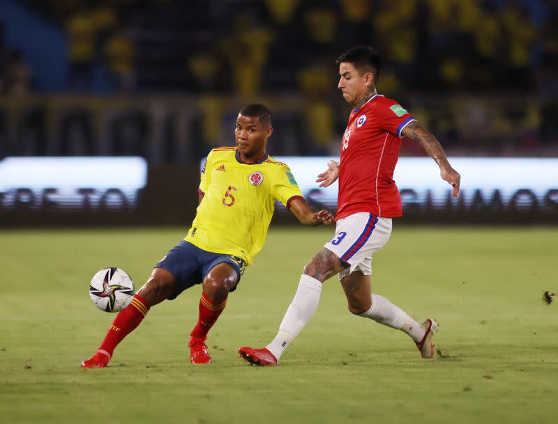 El mediocampista colombiano Wilmar Barrios disputa un balón frente al chileno Erick Pulgar en el partido por la eliminatoria sudamericana clasificatoria al Mundial de Qatar 2022 en el estadio Metropolitano de Barranquilla