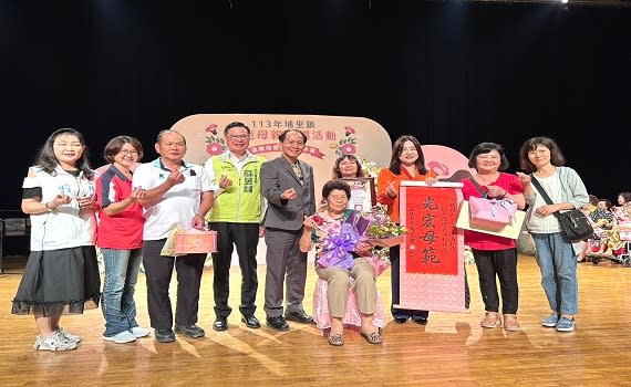 羅素秋女士現年70歲，在埔里自家經營40幾年的豬肉攤上勤奮努力工作，與丈夫胼手胝足撐起家中的一片天，平時更是熱心公益，深受鄰里間好評，是傳統家庭之賢妻良母；其重視子女教育，子女皆事業有成，長子現職擔任全台知名的妮娜巧克力夢想城堡、清境佛羅倫斯渡假山莊董事長，深受媽媽影響的他，一樣熱心公益，他的善心義舉榮任南投縣觀光產業聯盟理事長、日月潭觀光圈聯盟盟主職位；女兒除了是自家妮娜巧克力夢想城堡的產品研發主廚外，更學習母親勇於挑戰的精神，將作品送至國際參賽，打敗許多國際好手獲獎無數，目前已累積了154面獎牌。羅女士刻苦耐勞任勞任怨，具有台灣傳統女性之美德，個性開朗且樂於助人，重視教育並培養子女們成為社會棟樑，實為模範母親之楷模。