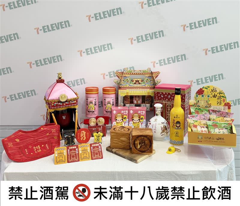 7-ELEVEN結合線上線下推出一系列媽祖周邊商品，3月18日起再推出2款全新2024甲辰年宮廟隨取卡，更超前部署上百家門市、出動「OPEN!行動購物車」備戰，搶攻起駕商機。（圖／超商業者提供）