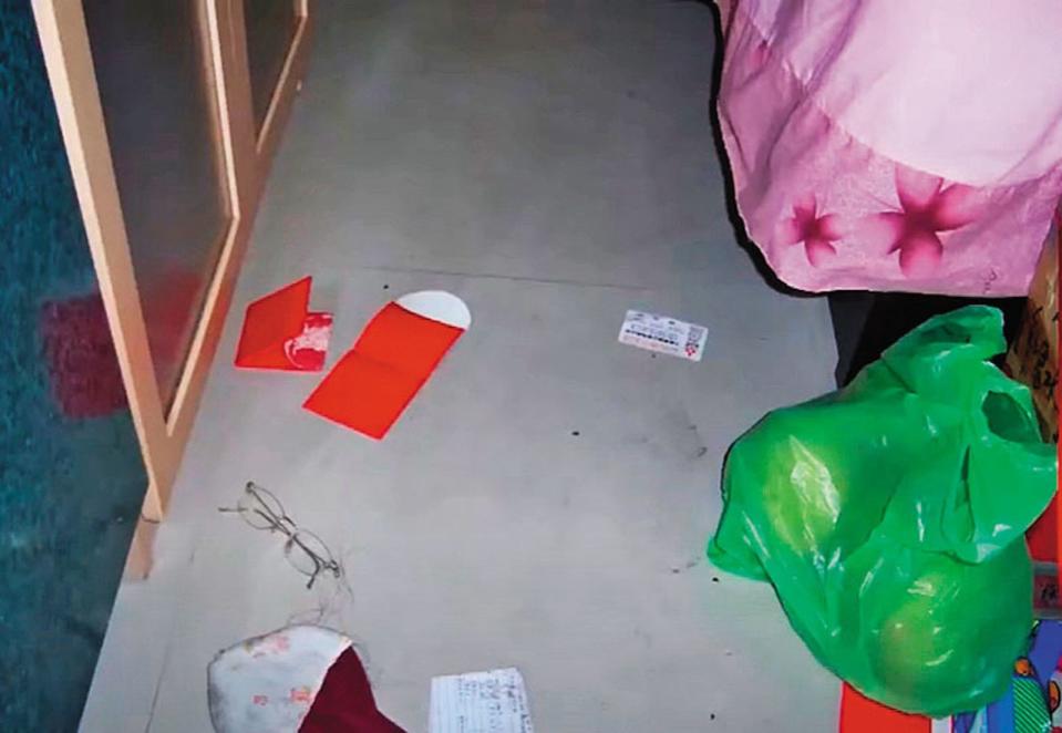 死者陳屍的套房內散落數個紅包袋，裡頭的鈔票都被抽走。（翻攝畫面）