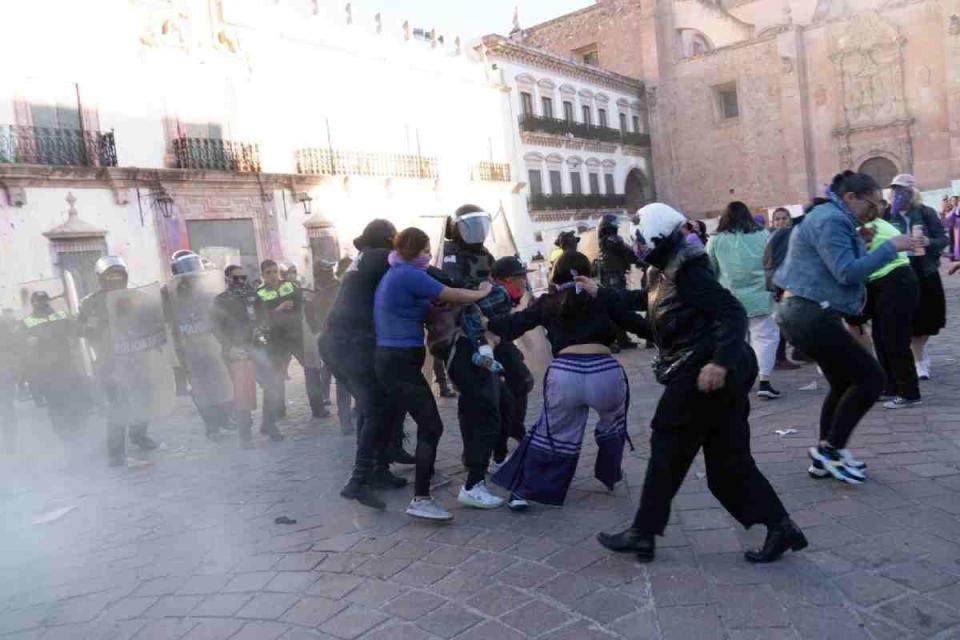 marcha 8m zacatecas policias golpean mujeres