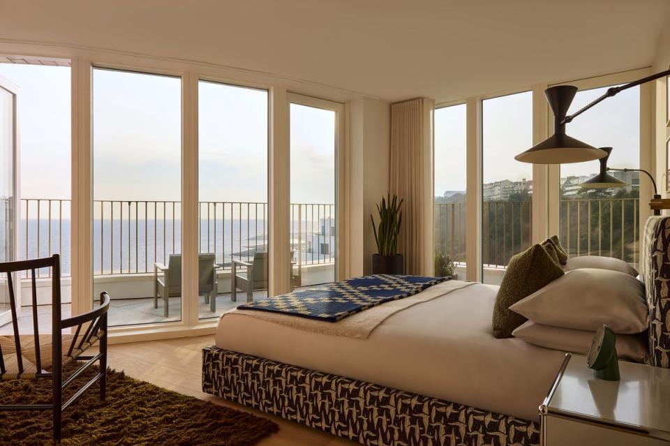 A ‘sky bedroom’ has floor-to-ceiling glass (Shoreline Crescent)