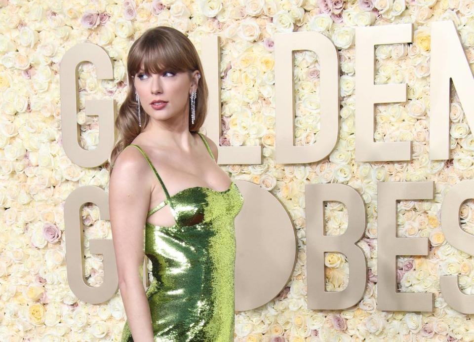 Taylor Swift posa en la alfombra roja de la edición 81 de los Globos de Oro, celebrada en el hotel Beverly Hilton en Beverly Hills, Los Angeles, el 7 de enero de 2024.