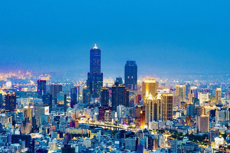85觀景台是南臺灣最高的觀景台(Photo via Wikimedia, by 毛貓大少爺, License: CC BY-SA 2.0，圖片來源：https://zh.wikipedia.org/wiki/File:Kaohsiung_Skyline_2020.jpg）