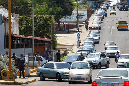 People with their vehicles wait in line to refuel at a gas station of the state oil company PDVSA in Maracaibo, Venezuela, May 17, 2019. REUTERS/Isaac Urrutia