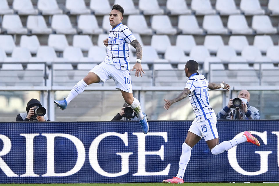 Lautaro Martínez festeja tras anotar el gol para la victoria 2-1 del Inter de Milán contra el Torino en la Serie A italiana, el domingo 14 de marzo de 2021. (Fabio Ferrari/LaPresse vía AP)