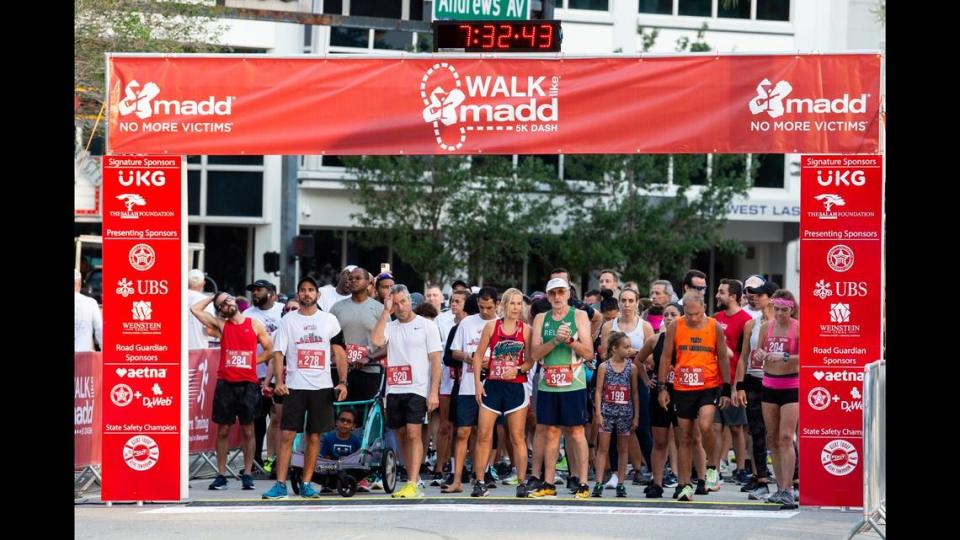 Participants in the 2022 Walk Like MADD & MADD Dash Fort Lauderdale 5K get ready to go at the starting line. 