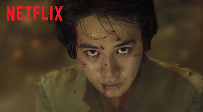 北村匠海在《幽遊白書》飾演浦飯幽助，被打到滿臉傷。（圖／Netflix提供）