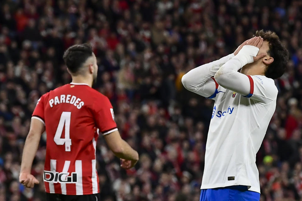 Joao Félix (derecha) del Barcelona reacciona durante el empate 0-0 contra el Athletic Bilbao en la Liga española, el domingo 3 de marzo de 2024. (AP Foto/Álvaro Barrientos)