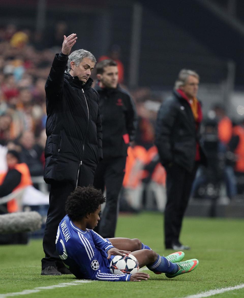 Chelsea's manager Jose Mourinho and Willian during their UEFA Champions League Round of 16, First Leg match between Galatasaray and Chelsea at Turk Telekom Arena Stadium in Istanbul, Turkey, Wednesday, Feb. 26, 2014. (AP Photo)