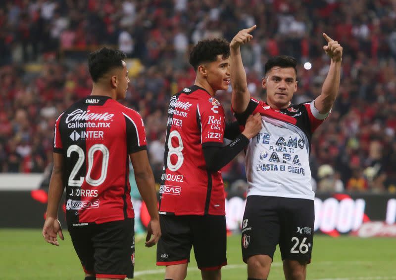 Foto de archivo de Aldo Rocha celebrando un gol con Atlas