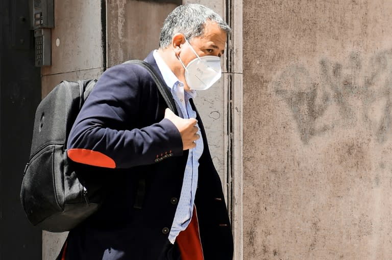 Juan José López Pacheco, director general de la empresa española de contratación de temporeros Terra Fecundis, sale de un tribunal de Marsella, en Francia, el 17 de marzo de 2021 (Nicolas Tucat)