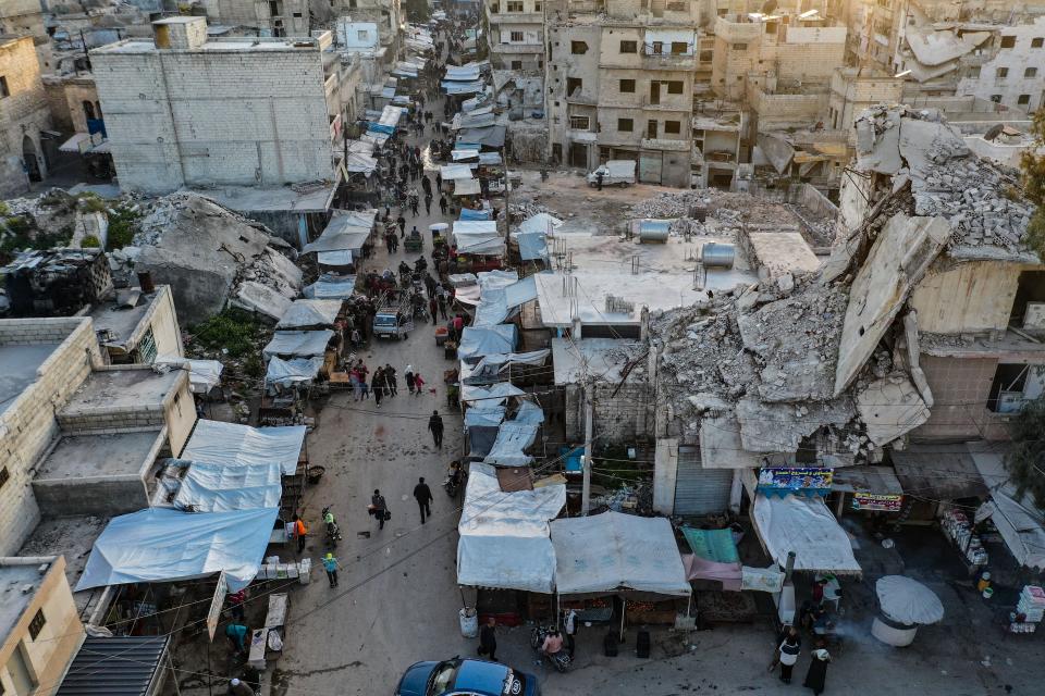 <p>En la provincia de Idlib viven cuatro millones de personas, un millón en campos de refugiados. Además, alrededor del 75% de la población depende de la ayuda humanitaria. (Foto: Omar Haj Kadour / AFP / Getty Images).</p> 