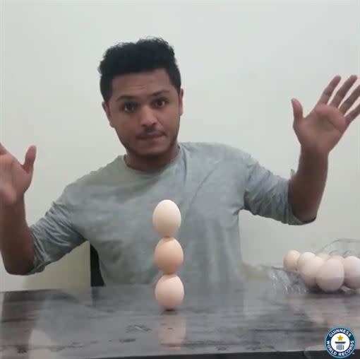 穆罕默德成功立起3顆蛋。（圖／翻攝自guinnessworldrecords IG）