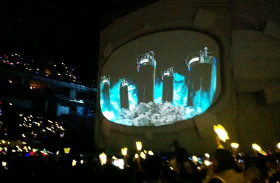 A view of the impressive stage. Big Bang Alive Galaxy Tour in Manila, Oct. 24 at the Mall of Asia Arena. (Photo by Erikson Tan)