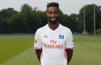 Der Bundesliga-Dino Hamburger SV hat auf den ersten Blick ein schlichtes weißes Heim-Jersey gewählt. Blassgraue Querstreifen sind jedoch eingewebt, darin kommt auch die Raute des Vereins vor.