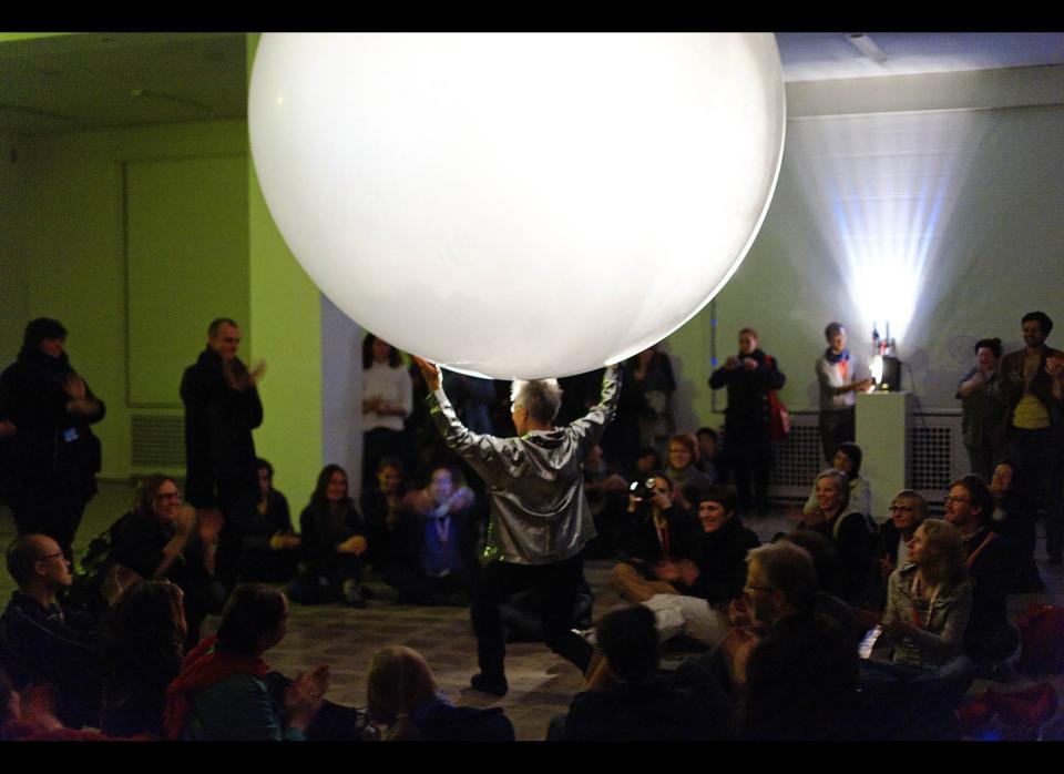 Barbara Hammer   Changing the Shape of Film 2009 (performance, Hamburger Bahnhof, Museum für Gegenwart, Berlin)   © Barbara Hammer. Photocredit: Gerd Mittelberg  