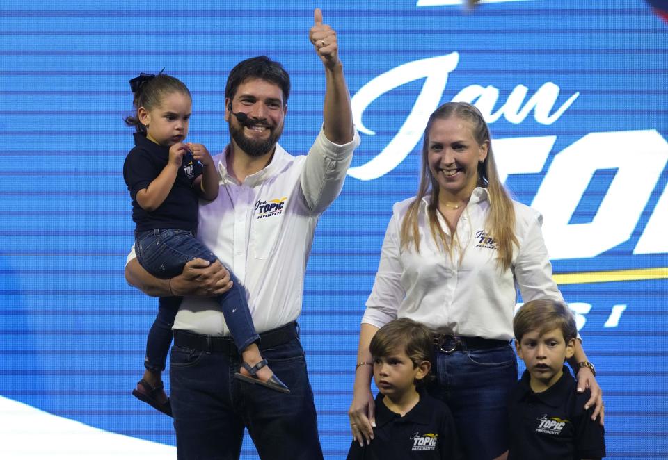 El candidato presidencial Jan Topic y su esposa Pity Guzmán, de pie con sus hijos, llegan a un evento de campaña el jueves 17 de agosto de 2023 en Quito, Ecuador. (AP Foto/Martín Mejía)