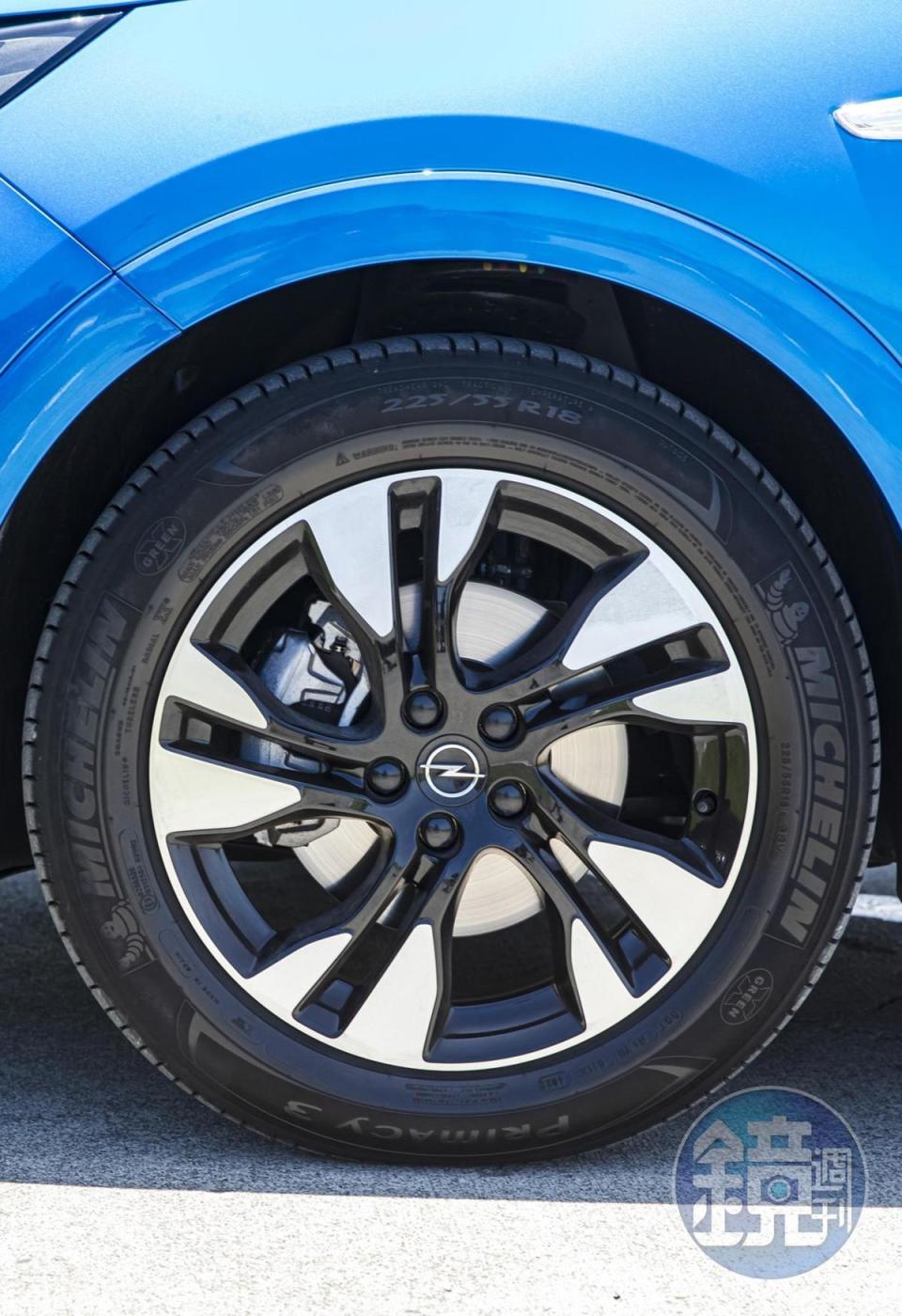 雙色鋁圈尺寸為 225/55 R18，原廠配胎則為 Michelin Primacy 3。