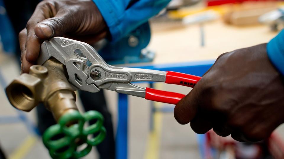 Ausbildung: Ein Flüchtling arbeitet in einer Lernwerkstatt.