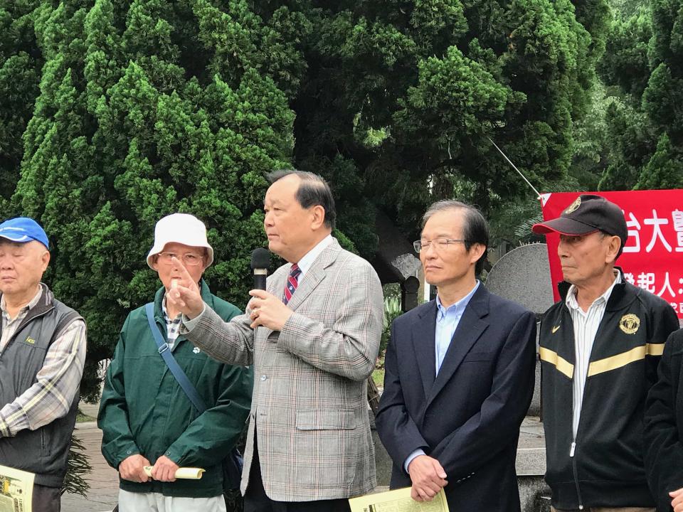 台大校友今（5）日稍早聚集於台大傅鐘前抗議管中閔出任台大校長，律師林憲同（中）更點名三大戰犯。（圖／記者許維寧攝）