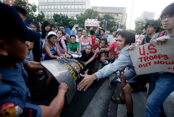 美駐菲律賓大使館外民眾抗議釀暴力衝突