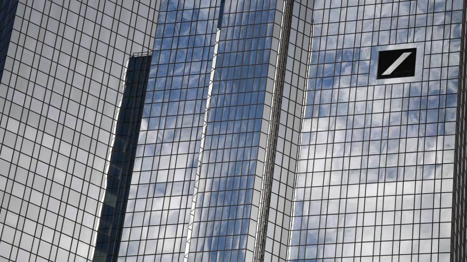 Wolken spiegeln sich in der Fassade der Zentrale der Deutschen Bank im Frankfurter Bankenviertel. Foto: Arne Dedert