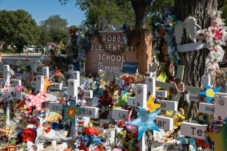 Un monumento en la escuela primaria Robb en Uvalde, Texas, donde 19 niños y dos adultos fueron asesinados a tiros por un exalumno en 2022 (Jordan Vonderhaar)