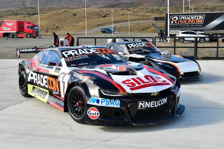 Un Chevrolet Camaro, el de Christian Ledesma, al lado de una cupé Chevy, de la misma marca; Turismo Carretera se renueva en imagen y aerodinámica.