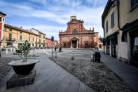 Las persianas están bajadas en bares, tiendas y centros comerciales. Las iglesias, oratorios y centros deportivos están cerrados.