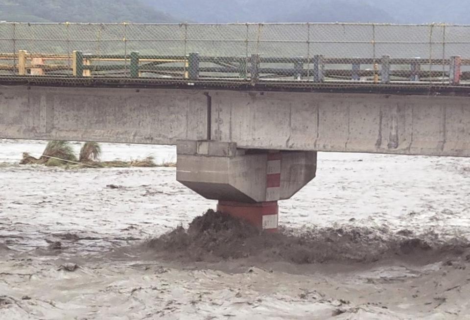 持續豪大雨造成秀姑巒溪溪水暴漲，台九線玉里大橋處水位距梁下僅二公尺。 (記者林有清攝)