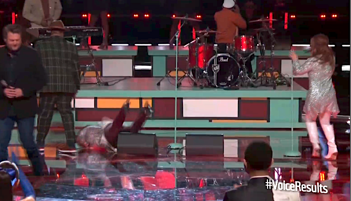 A scary moment as contestant Wendy Moten falls during 'The Voice' Season 21 live top 11 results show. (Photo: NBC)