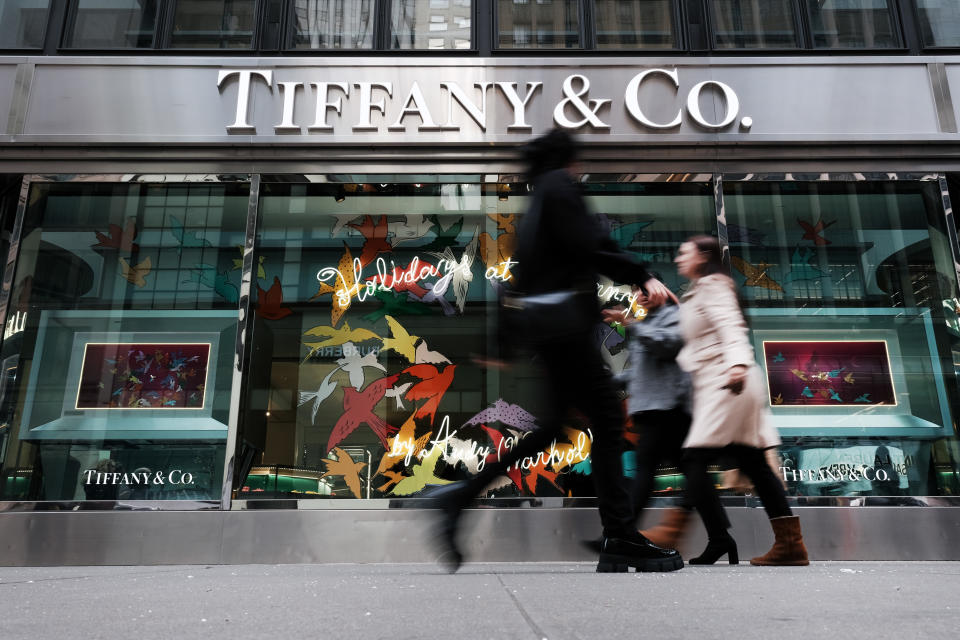 2021 年 1 月，LVMH 以 158 億美元的價格收購了珠寶公司Tiffany & Co.
