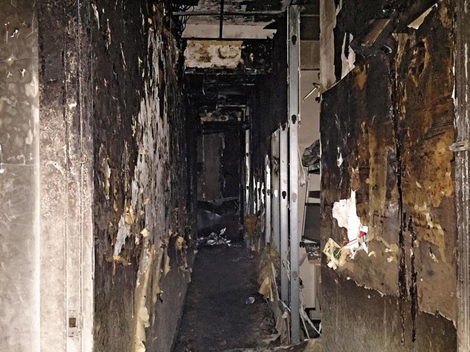 老舊公寓被燒成一片焦黑，牆上壁紙燒到只剩灰燼。