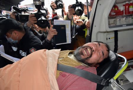 Kim Ki-jong, a member of a pro-Korean unification group who attacked the U.S. ambassador to South Korea Mark Lippert at a public forum, is carried on a stretcher off an ambulance as he arrives at a hospital in Seoul March 5, 2015. REUTERS/Han Jong-chan/Yonhap