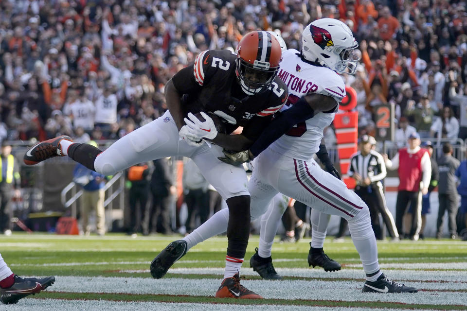 Cleveland Browns wide receiver Amari Cooper (2) catches a touchdown pass against Arizona Cardinals cornerback Antonio Hamilton Sr. during the first half of an NFL football game Sunday, Nov. 5, 2023, in Cleveland. (AP Photo/Sue Ogrocki)