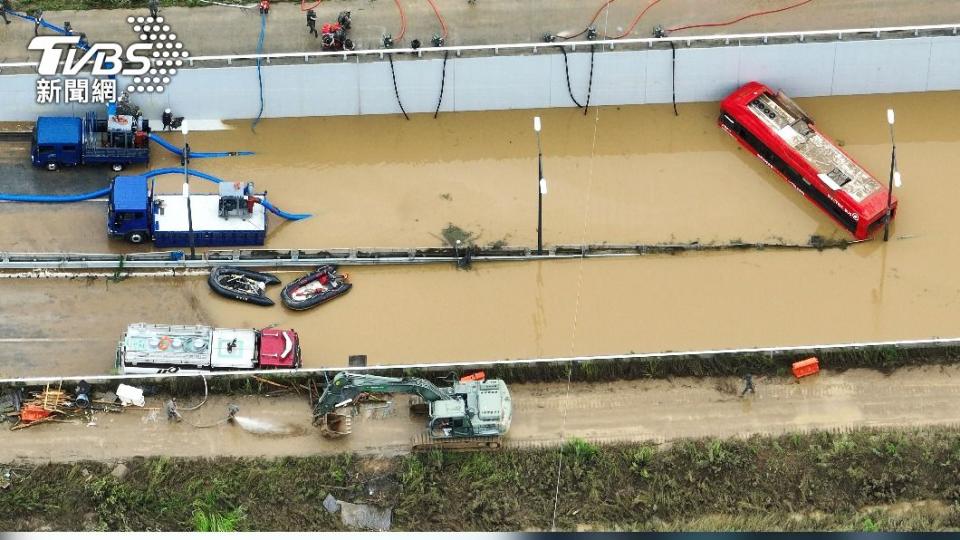 韓國忠清北道地下車道淹水，導致至少13人罹難。（圖／達志影像美聯社）