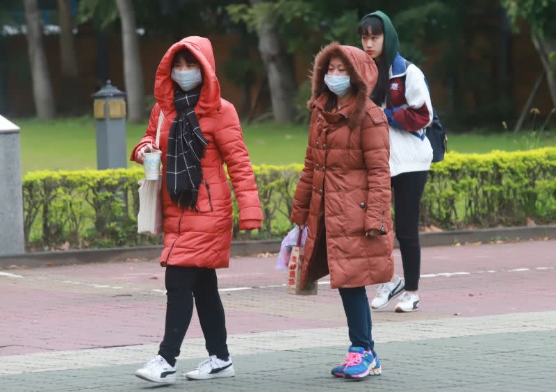 ▲氣象局指出，明日到週末天氣型態大致相同，特別要留意下週一有冷空氣南下，下週二各地顯著降溫，尤其北部地區低溫僅剩攝氏11至12度。（圖／記者葉政勳攝）