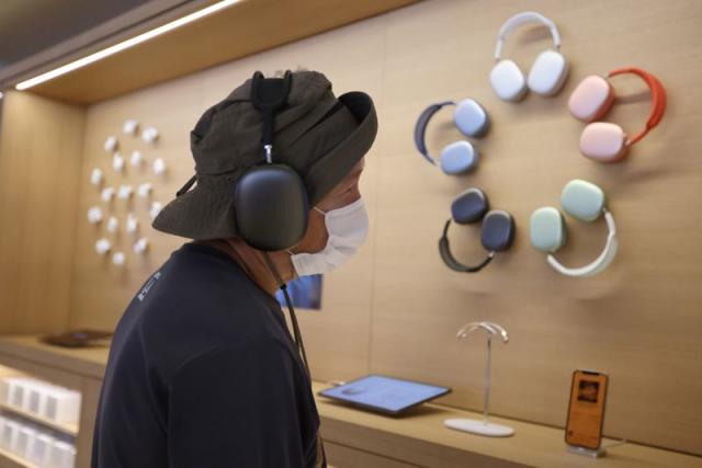 Apple Stores to Reinstate Mask Mandates and Limit Occupancy (AAPL) -  Bloomberg