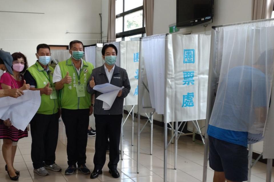 民進黨黨職選舉登場，副總統賴清德到南區南都里活動中心投票。（記者吳孟珉攝）