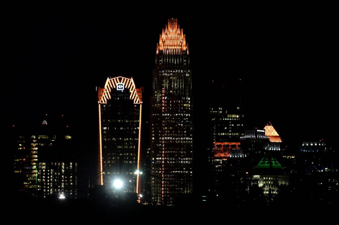 Buildings in Charlotte lit up on Jan. 19, 2021 for the national memorial to those who have died from COVID-19. Jeff Siner/jsiner@charlotteobserver.com