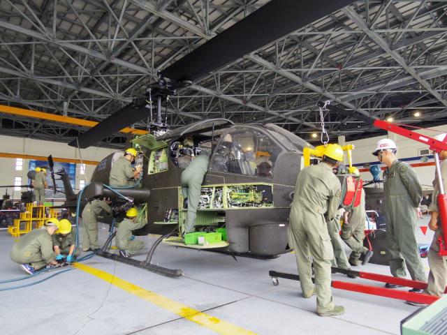 陸航飛訓部人員進行保修工作。資料照片