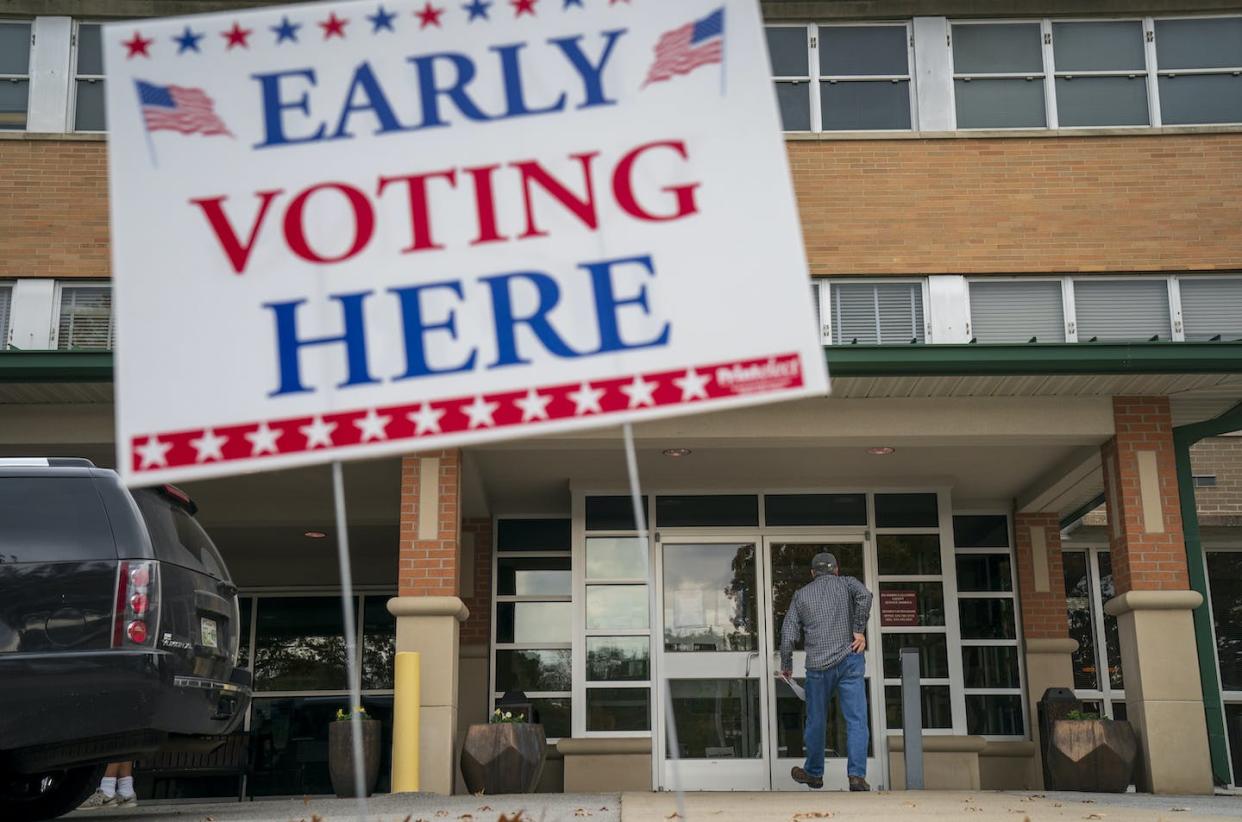 It can take more than just big outdoor signs to encourage people to vote. <a href="https://www.gettyimages.com/detail/news-photo/man-arrives-at-an-early-voting-polling-place-at-the-news-photo/1055758302" rel="nofollow noopener" target="_blank" data-ylk="slk:Drew Angerer/Getty Images;elm:context_link;itc:0;sec:content-canvas" class="link ">Drew Angerer/Getty Images</a>