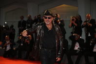 <p>Vasco Rossi, in occasione della festa del papà, ha scritto sui social un messaggio per i suoi figli: "Essere figlio di Vasco Rossi non credo sia così divertente per loro. In realtà hanno un sacco di pressione addosso. Come padre non so... forse sono un po' una frana... Vorrei che i miei figli dalla mia storia imparassero prima di tutto che nella vita si può fare quello che si vuole, si possono seguire i sogni, cercare di realizzarli. Se ci credi veramente devi metterci tutto l'impegno, non puoi farlo per gioco o per divertimento, devi dedicare tutta la vita al tuo sogno... La gente va sulla luna. Tu puoi essere quello che davvero vuoi". (Photo by Joel Ryan/Invision/AP)</p> 